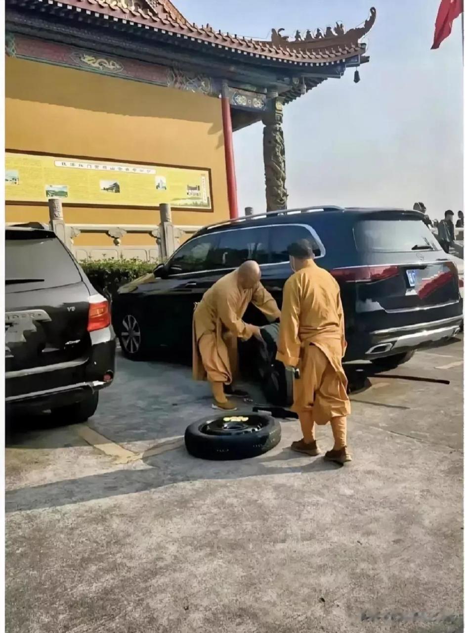 现在的和尚真有钱呐,开的都是百万级的豪车,这是出家呢?还是去挣钱的?
