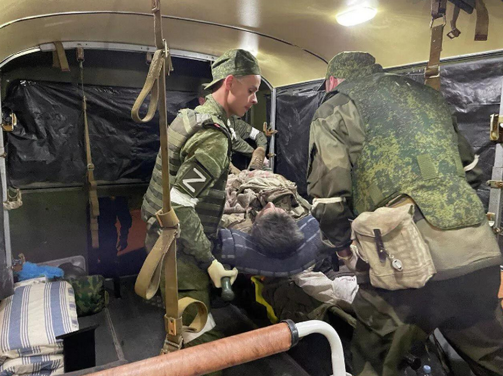 俄乌战场前线伤员在医院已经爆满,却不允许送入俄罗斯境内救治.