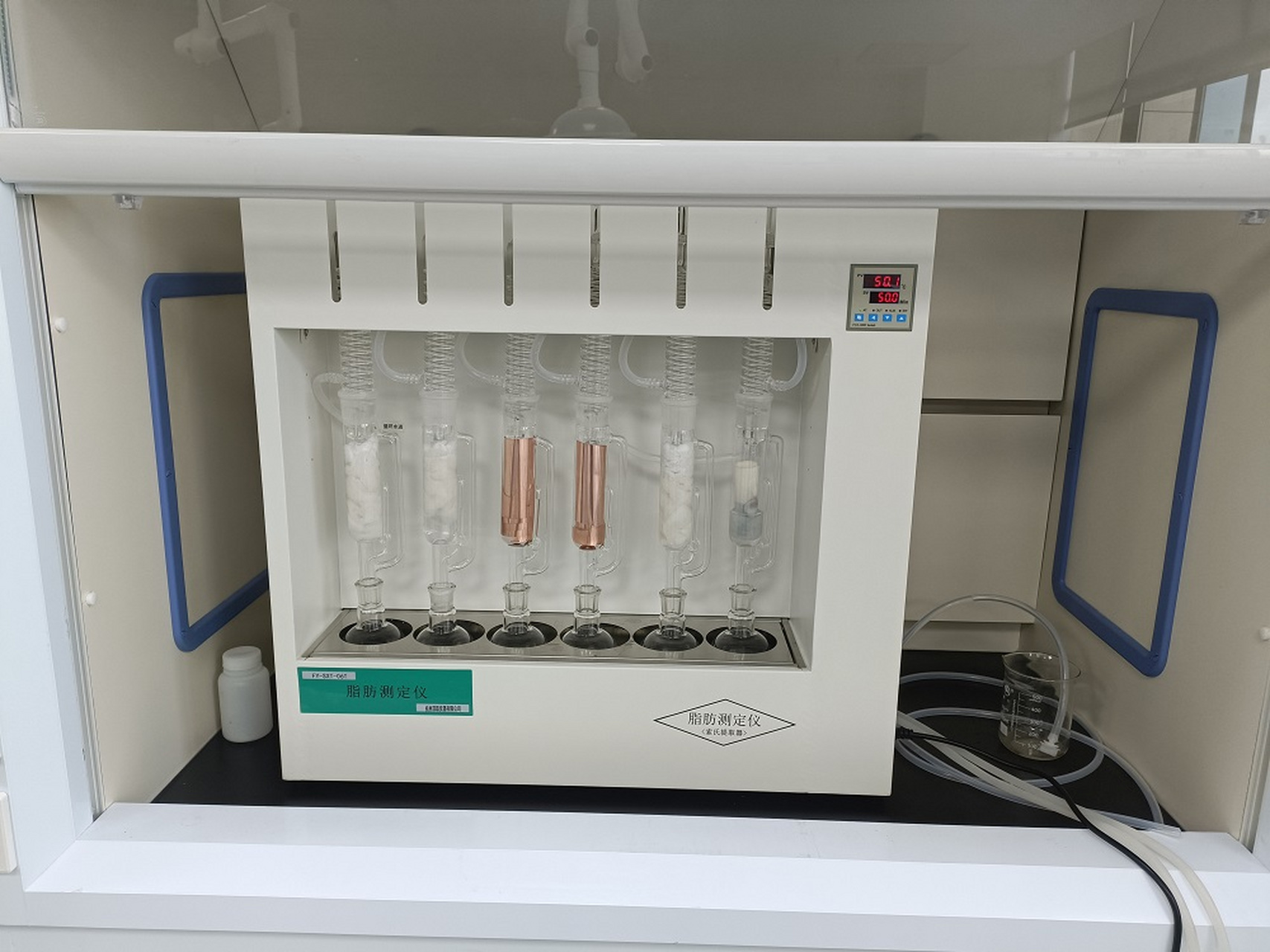 索氏提取器是由提取瓶,提取管,冷凝器三部分组成的,提取管两侧分别有