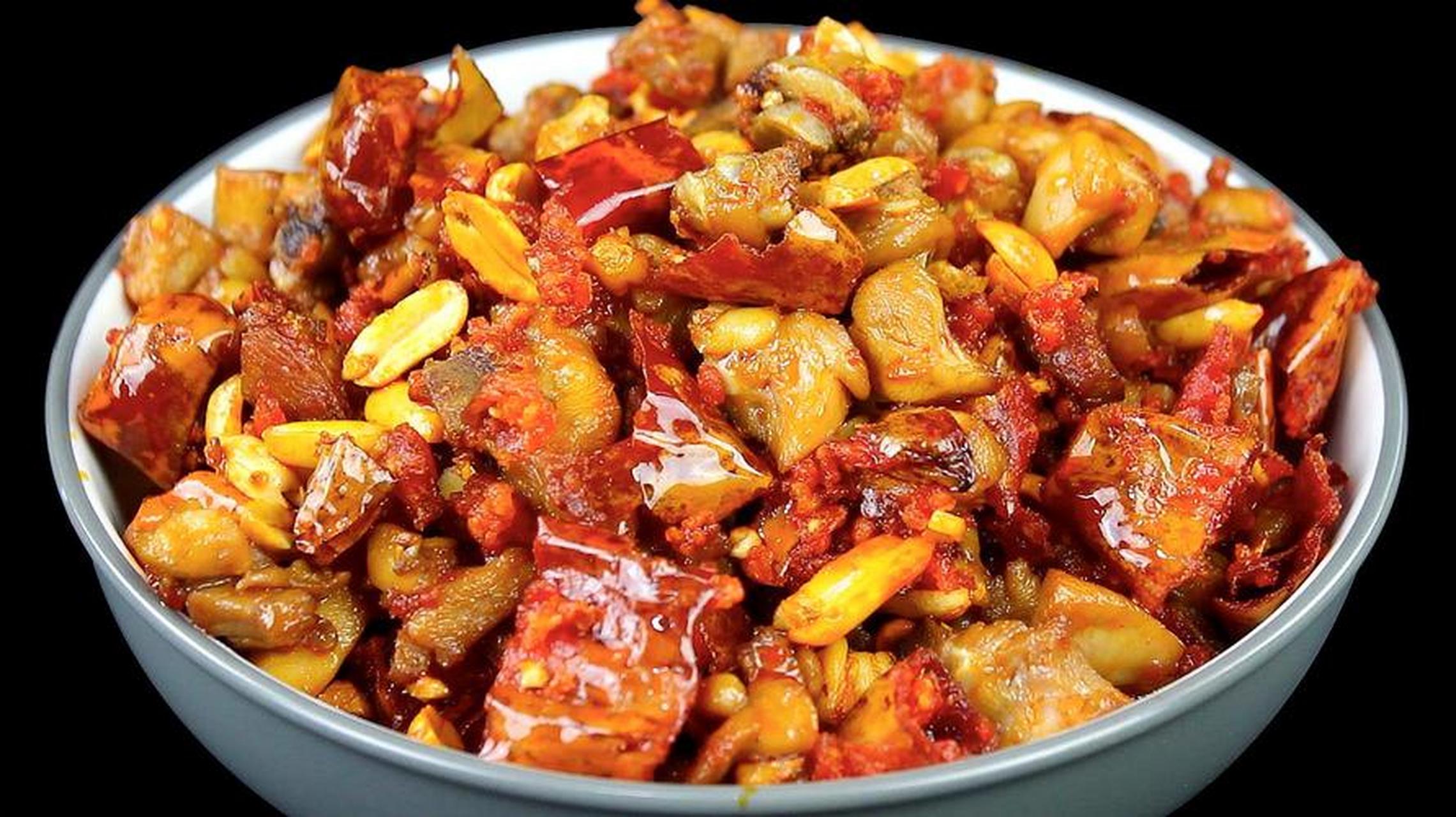 99辣子鸡丁的做法99 95辣子鸡丁是一道传统的川菜菜品,以鸡肉为