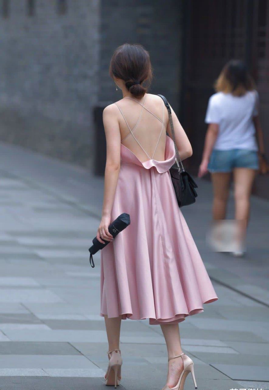 气质美女穿露背装逛街,妥妥的女神颜值