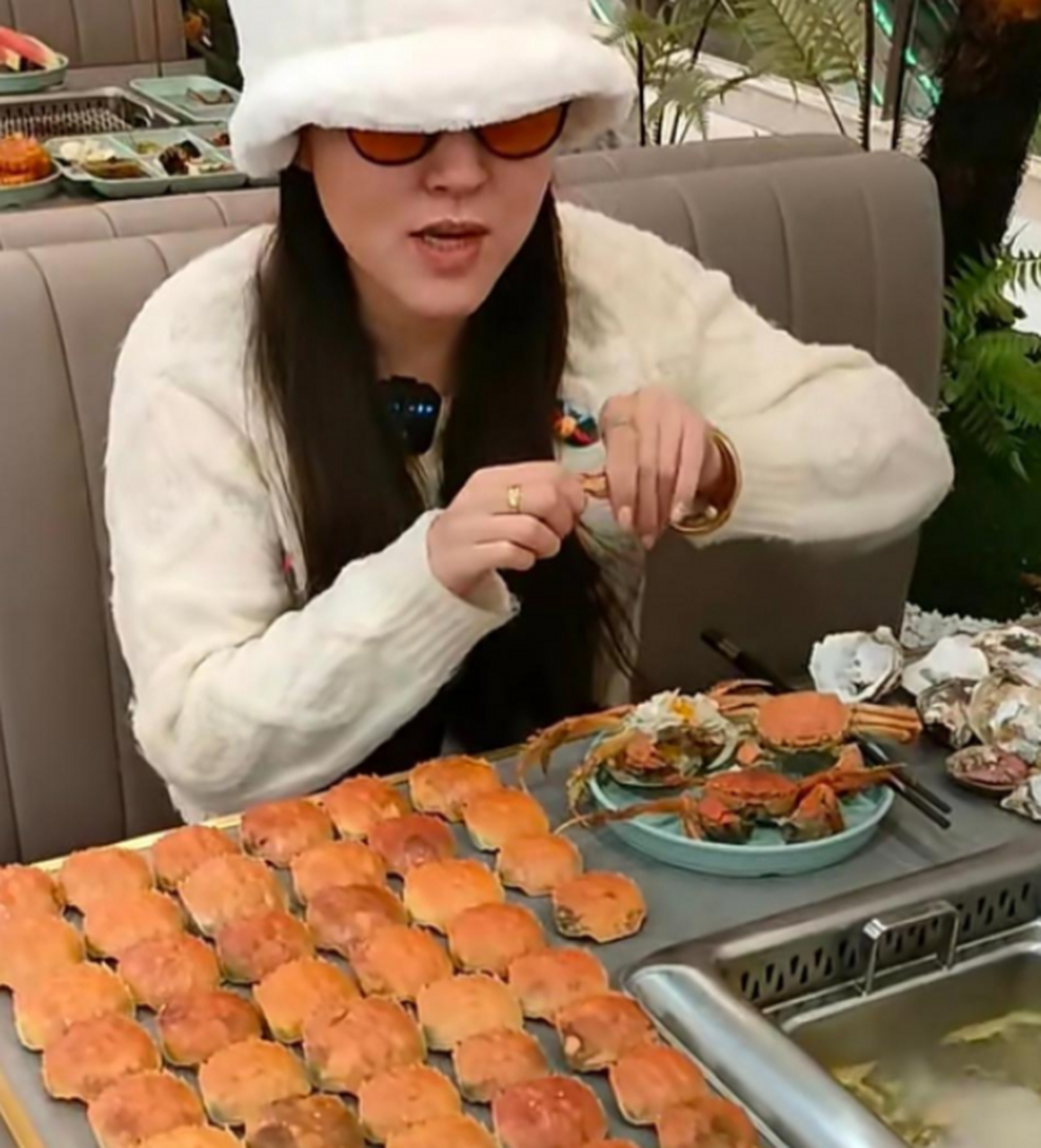 美女吃自助餐可以免费吃螃蟹,吃了这么多