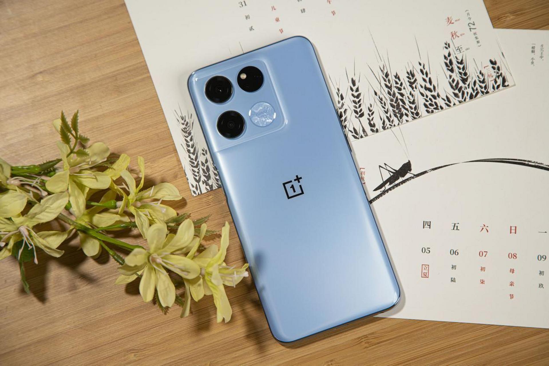 59英寸的lcd屏,支持120赫兹的刷新率,也支持ai智能调光,搭载了天玑