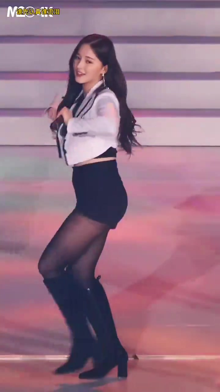 微胖女神李承利,白色小西服黑色短裤和丝袜,有种别样的丰腴美