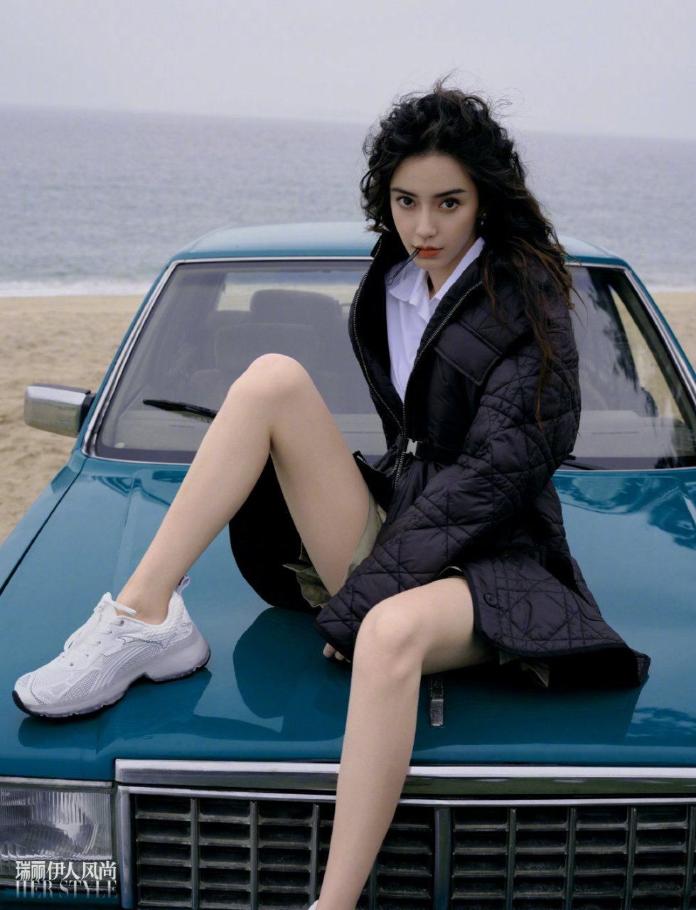 angelababy悠然假日大片,身穿休闲服饰搭配法式羊毛卷发,海边,沙滩