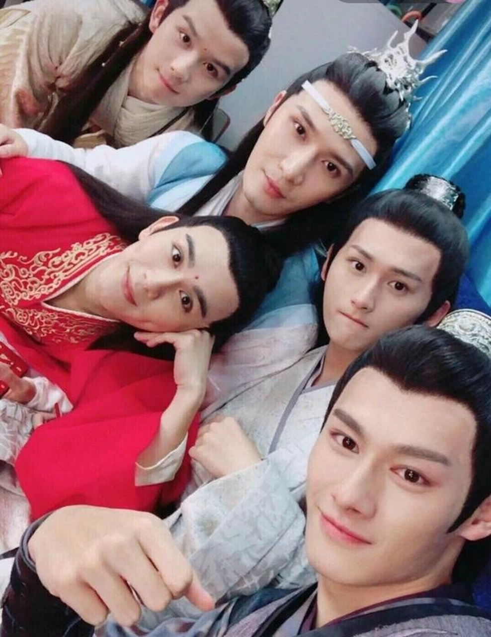 电视剧《超凡天赋》主演也是王一博,是一部讲述几个拥有超能力少男