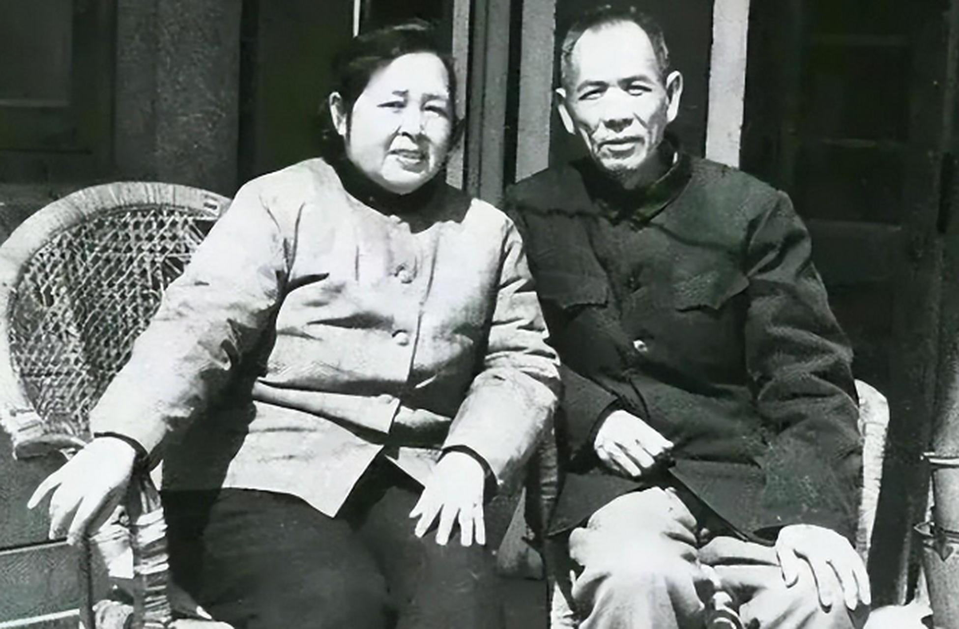 晚年丁盛上街买菜,被人喊作"丁将军",他摆摆手:叫老丁更实在.众人时常