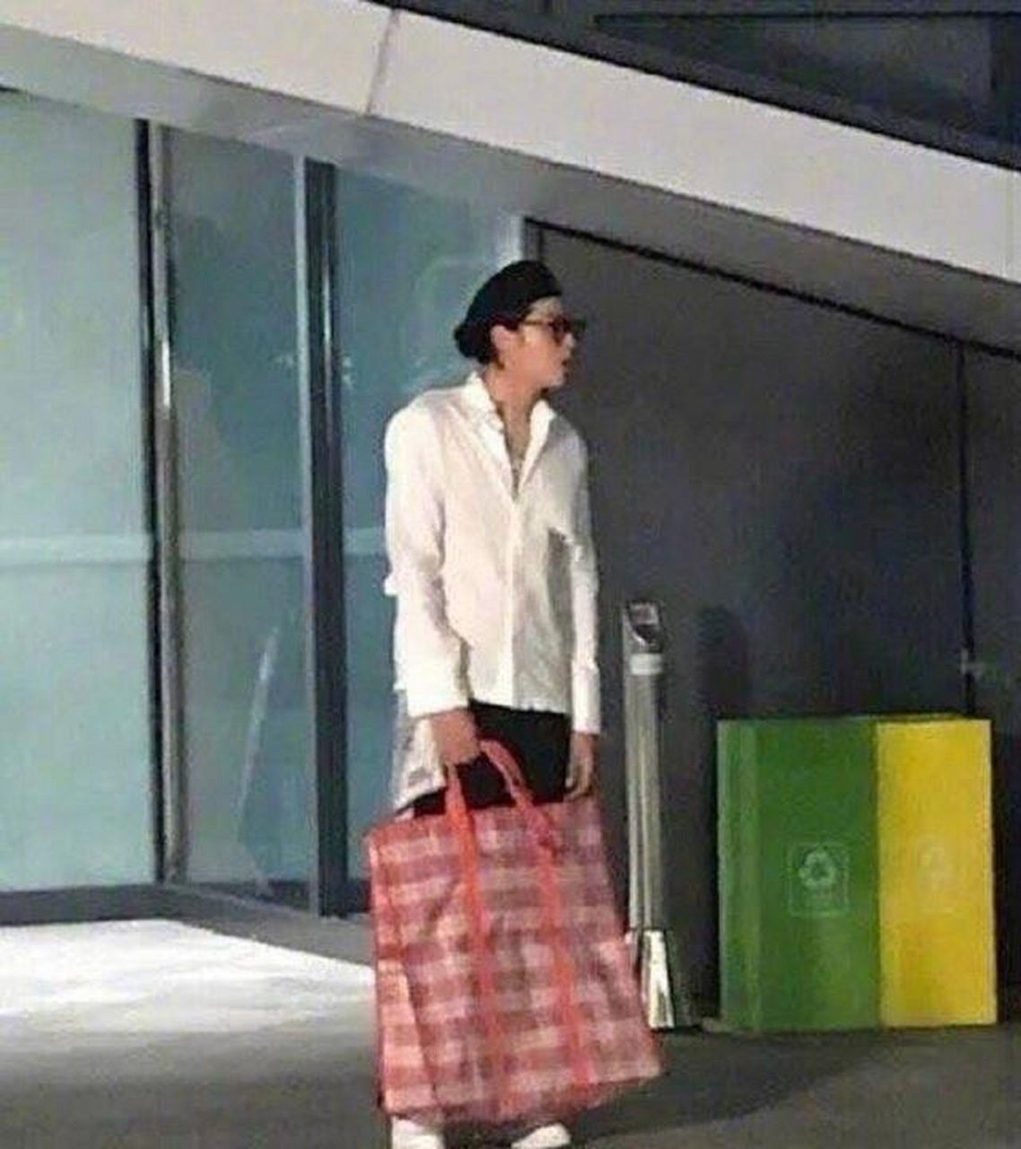 "时尚先生"吴亦凡拿编织袋拍照,编织袋要再次流行起来了吗?