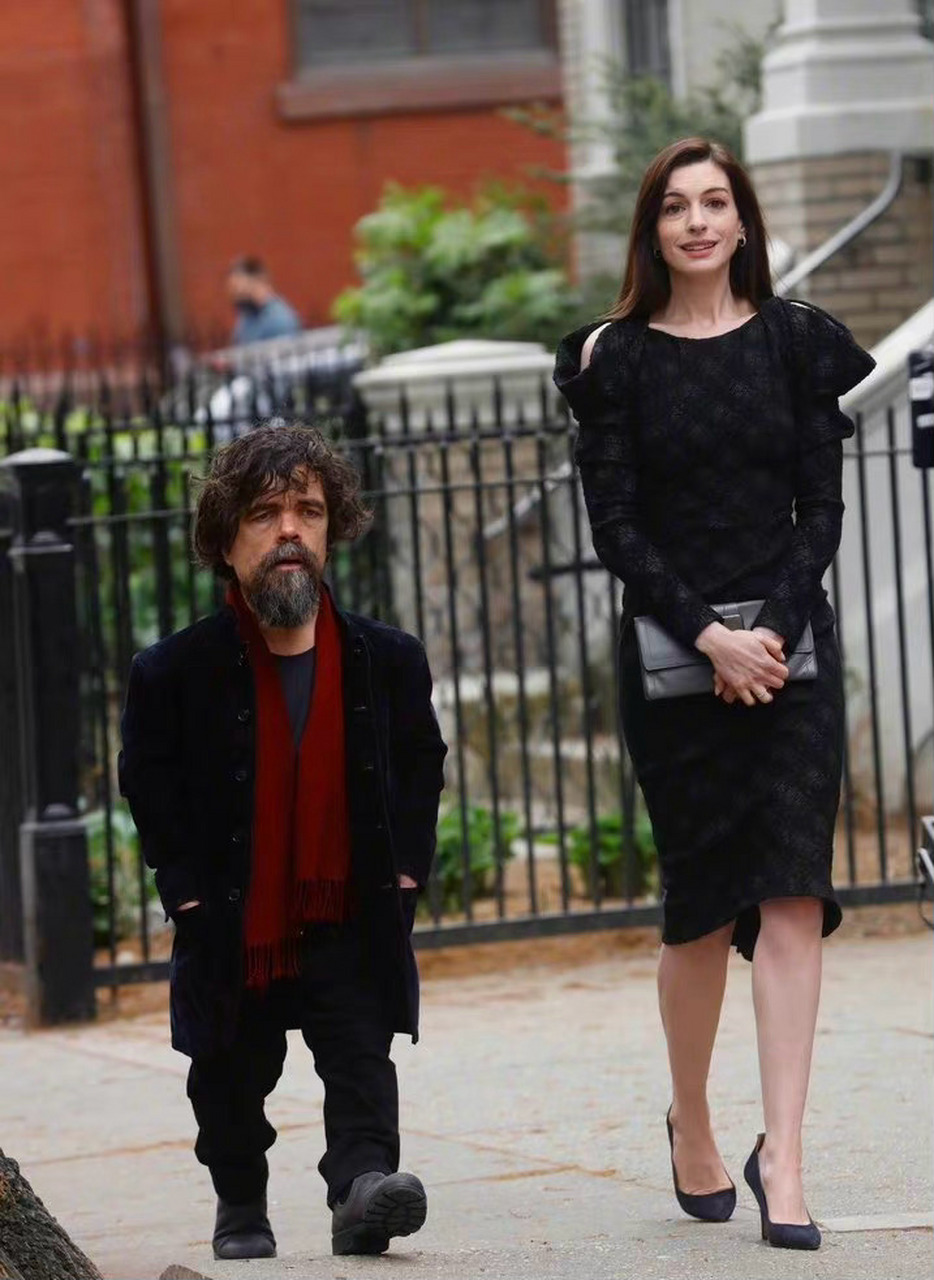 安妮·海瑟薇和"小恶魔"彼特·丁拉基,现身纽约街头拍摄新片《她来到