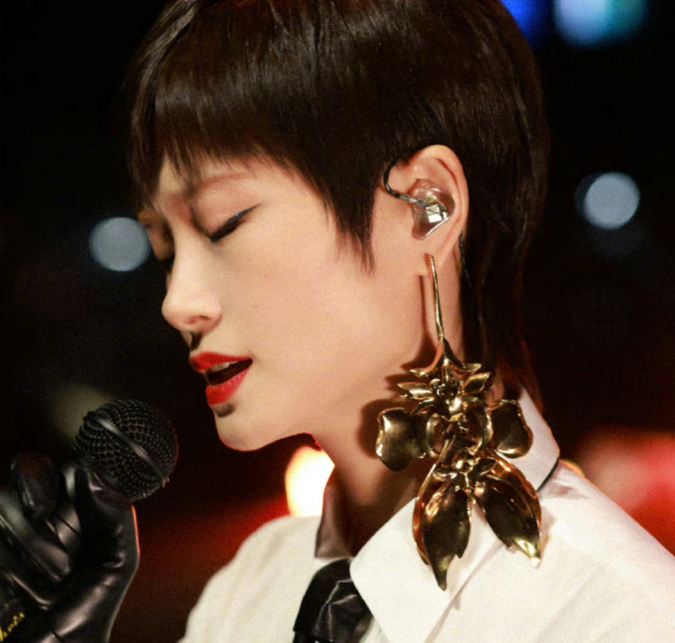 李宇春演唱会造型好亮眼呀,这么大的耳饰第一次见到 #李宇春耳饰好大