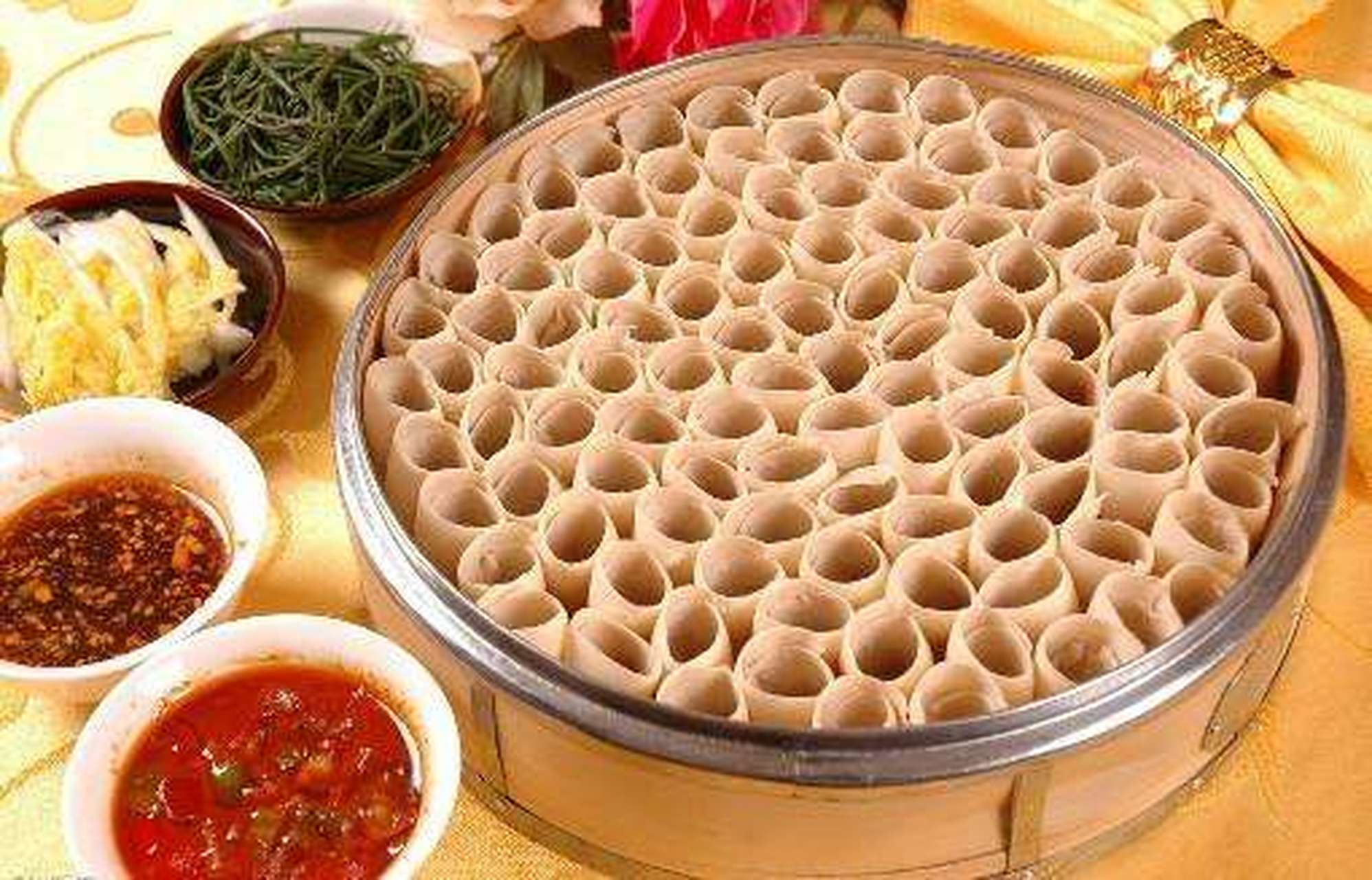 夜探新城咥美食五绝# 莜面卷是山西的一道经典传统面食名吃,根据历史