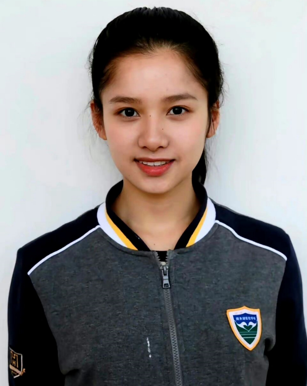 看了她小时候照片,中学就有星相了?  张婧仪,中学时就很有星相了?