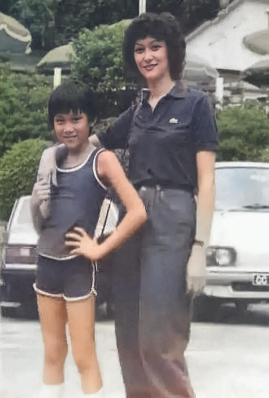 这是小时候的张智霖和妈妈在停车场的合影,照片中可以看到张智霖的