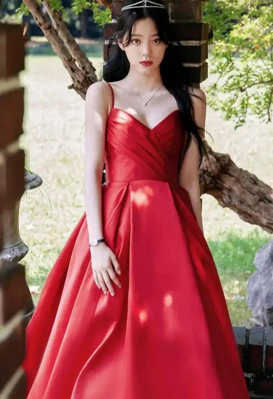 欧阳娜娜一袭吊带红裙充满了女性的韵味,更显得成熟魅力明艳动人