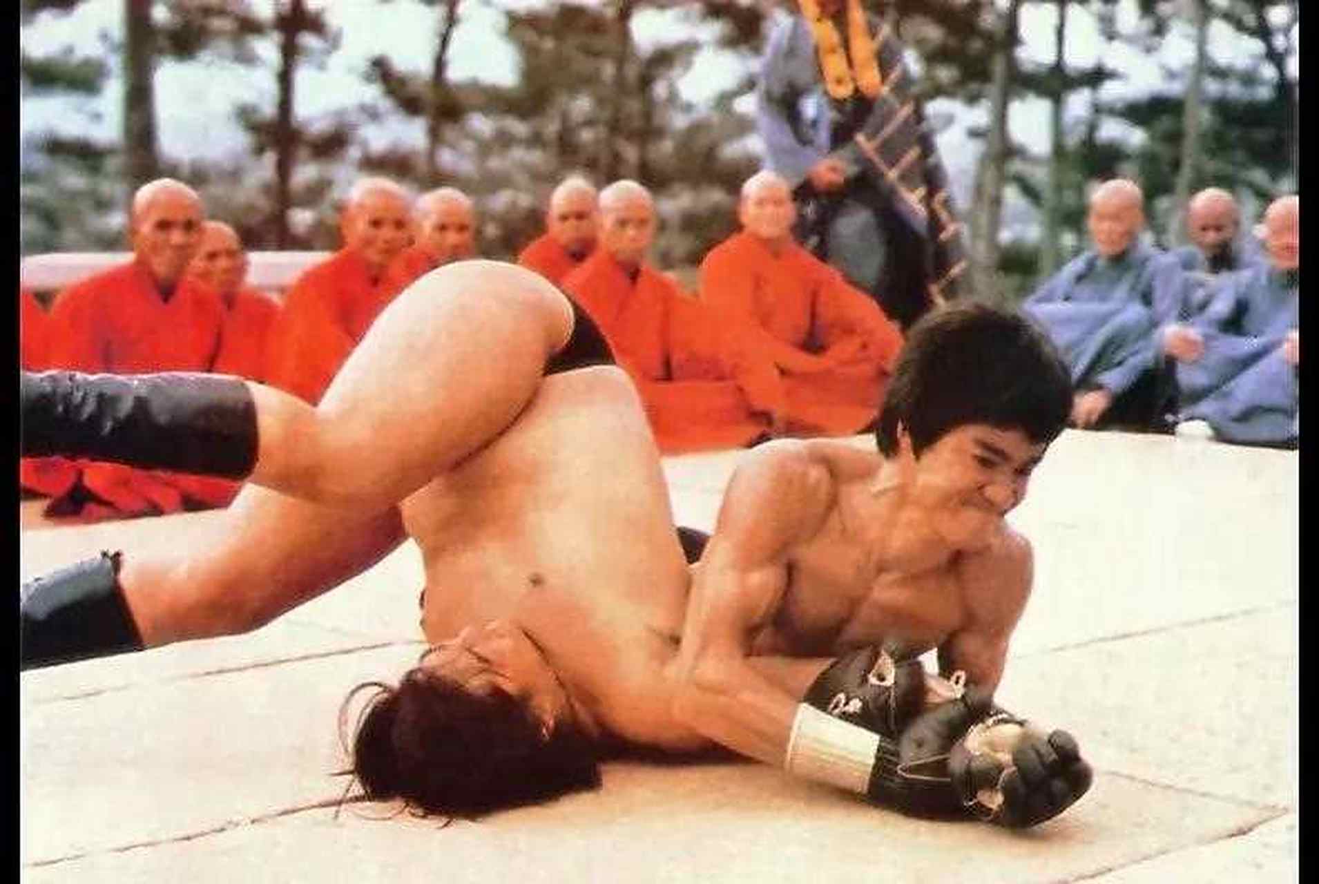 在李小龙的电影《龙争虎斗》的开头,他用压制的方式制服了洪金宝.