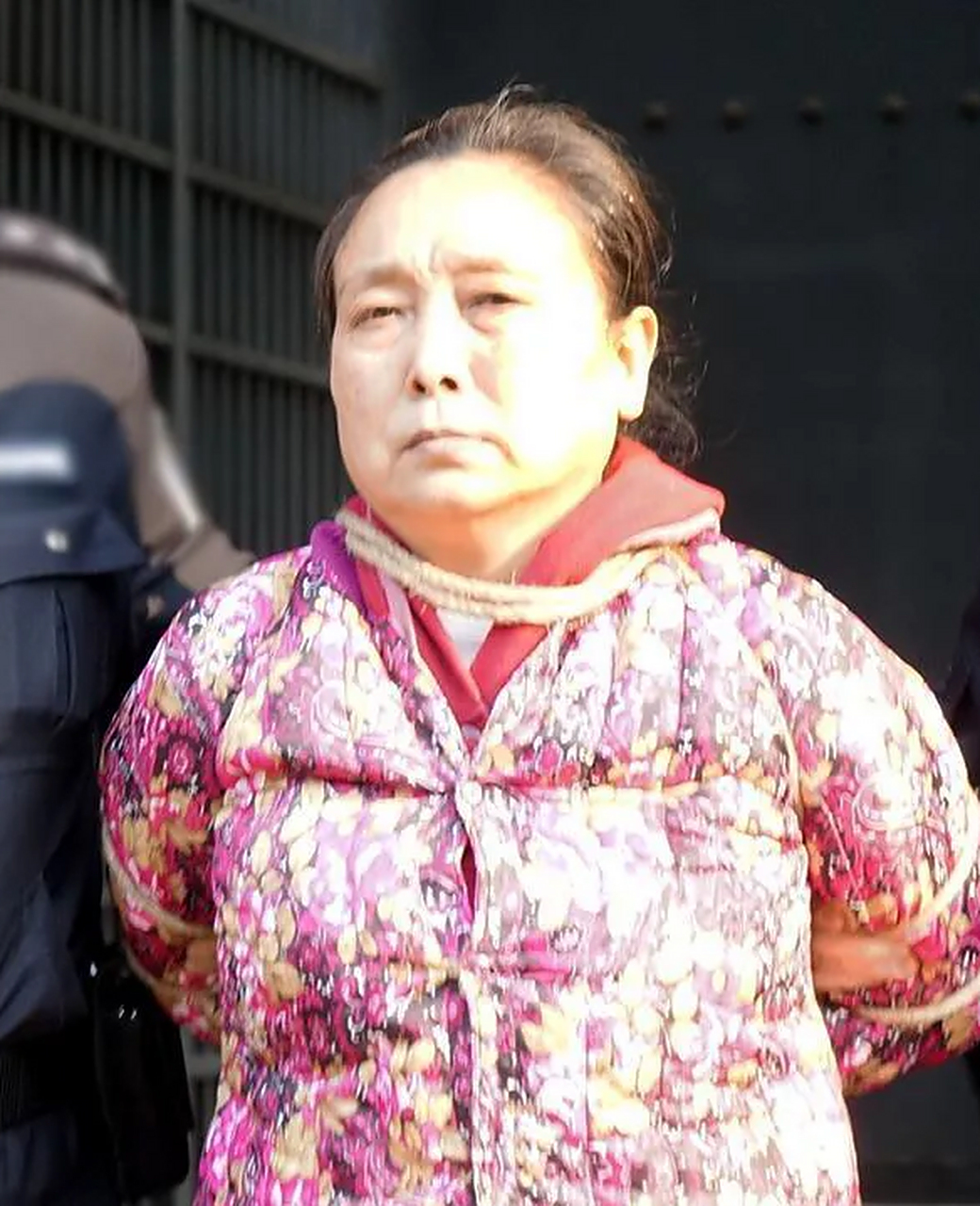 老照片:2018年3月12日,被五花大绑的杨克莲穿着花棉袄,脸色阴沉.