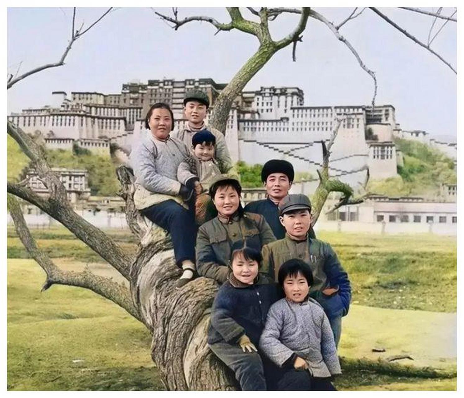 一家八口人来到西藏拉萨布达拉宫附近旅游,并拍下了一张珍贵的合照