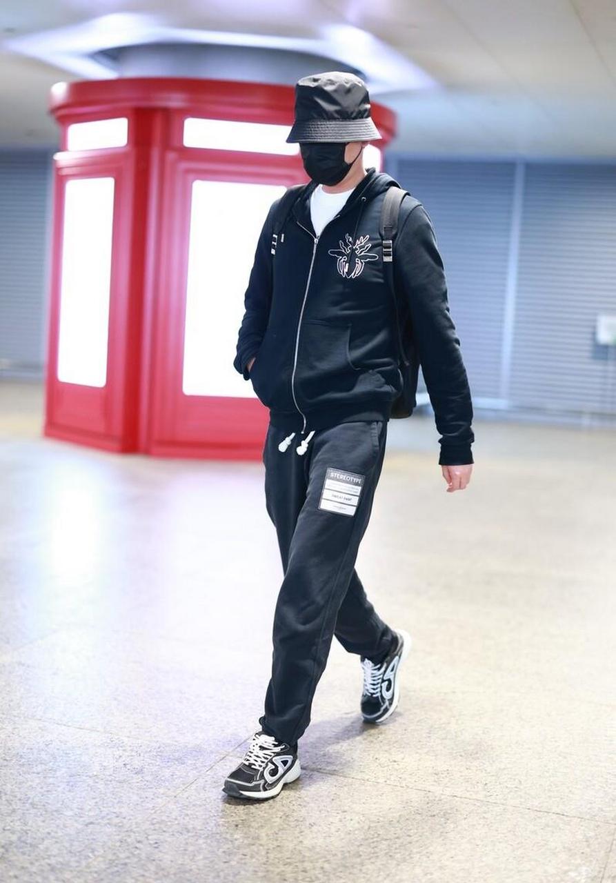 今天冯绍峰亮相上海机场,他穿了一身黑色的衣服,看上去活力满满,确实