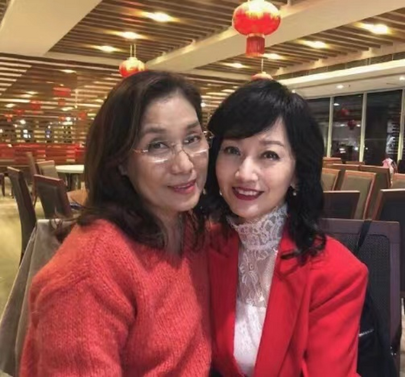75岁的汪明荃和70岁的赵雅芝,像是女儿和妈妈,不得不说赵雅芝太会保养