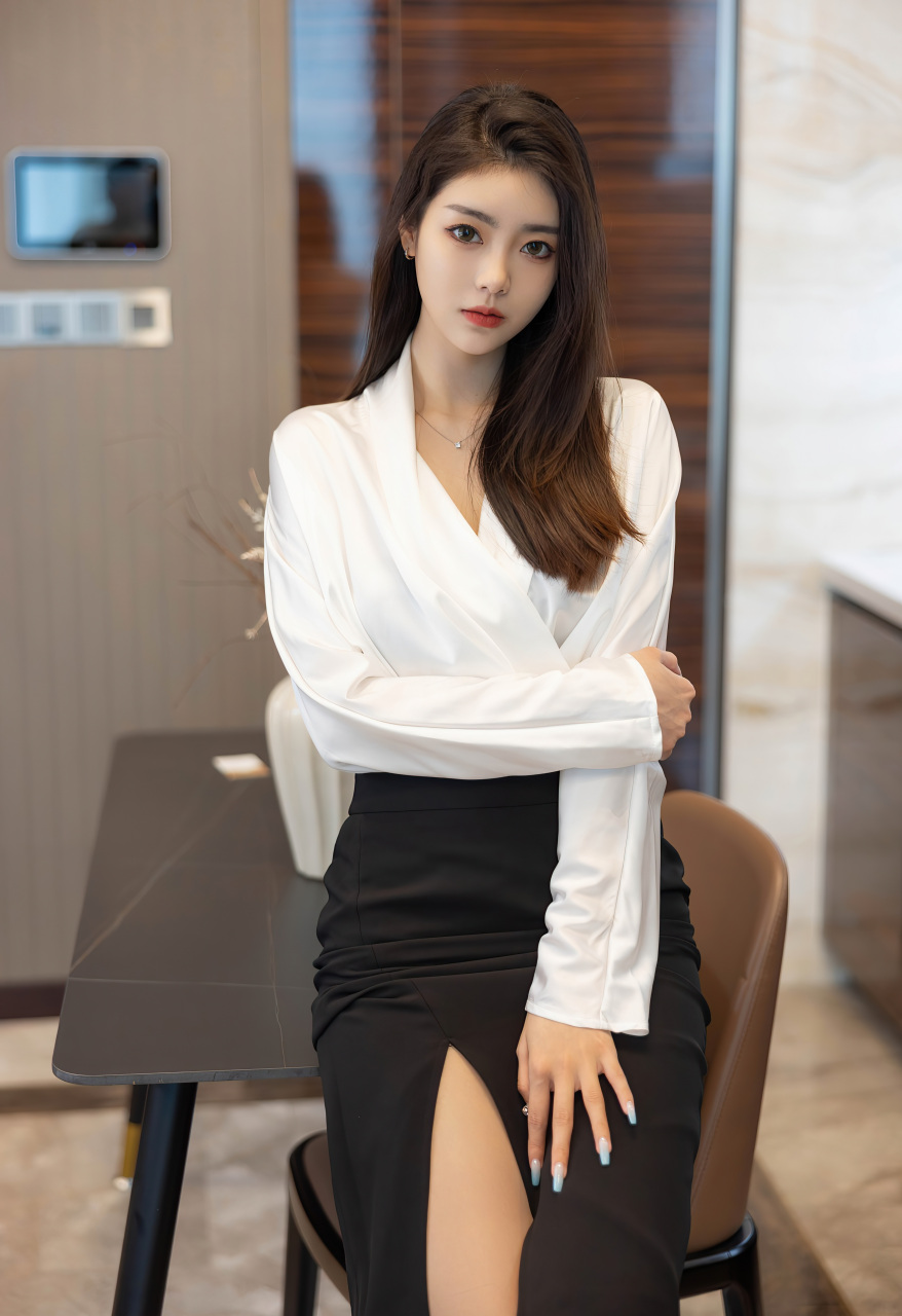 丰盈多姿的苗条身段下,简约白色上衣搭配黑色裙子,性感原色丝袜更体现