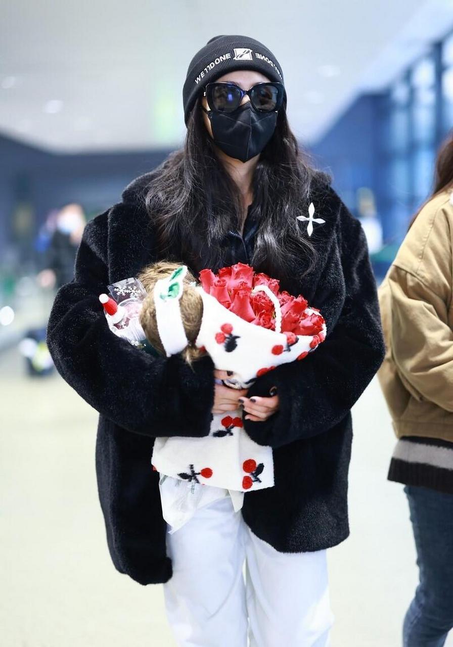 张天爱机场街拍 smfk黑色毛绒外套 条纹衬衫 白色牛仔裤 毛线帽暖和