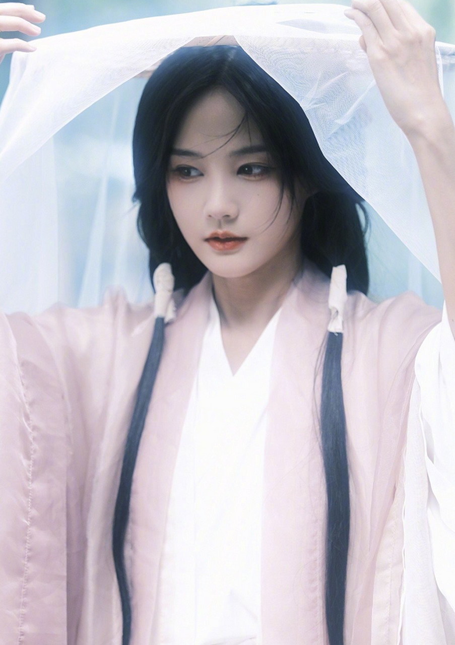 李一桐的最新汉服照,还是很有感觉到,她给这组照片取名"浮生若梦",你