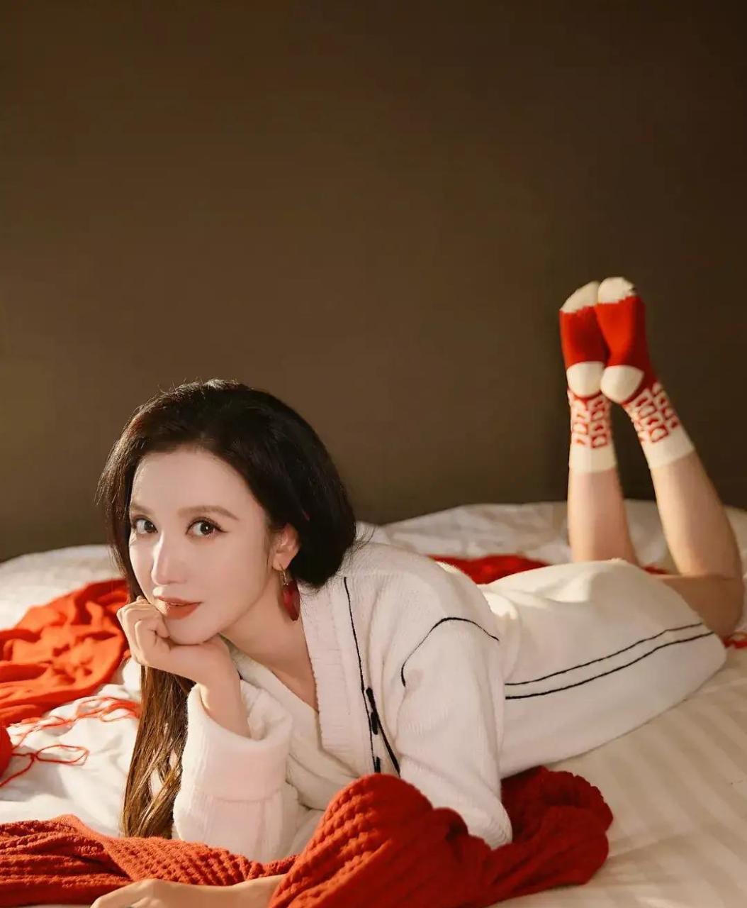 张萌美照来袭,舒适穿搭居家美照,魅力无限.