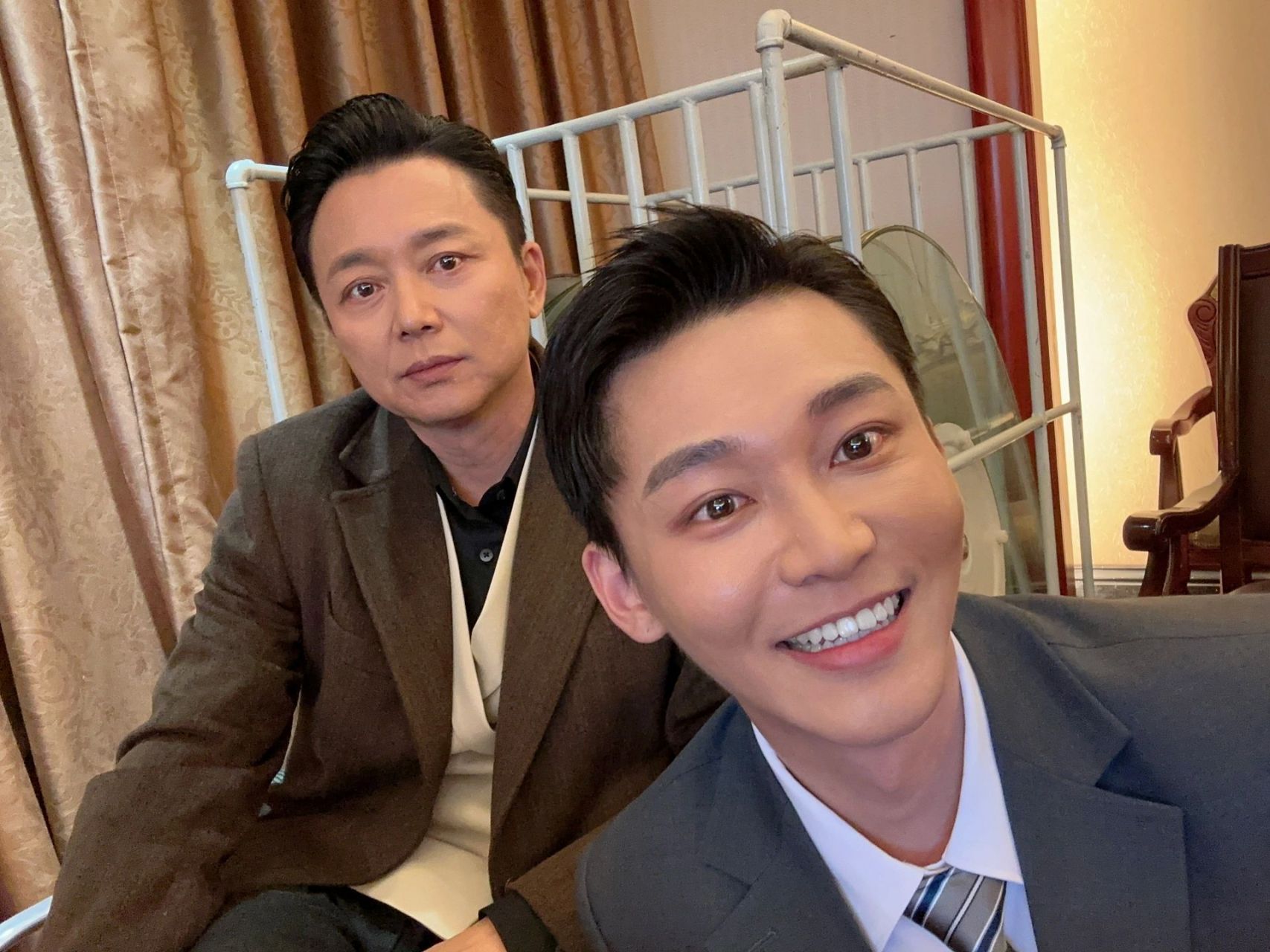 父子俩可真像啊.刘奕君.