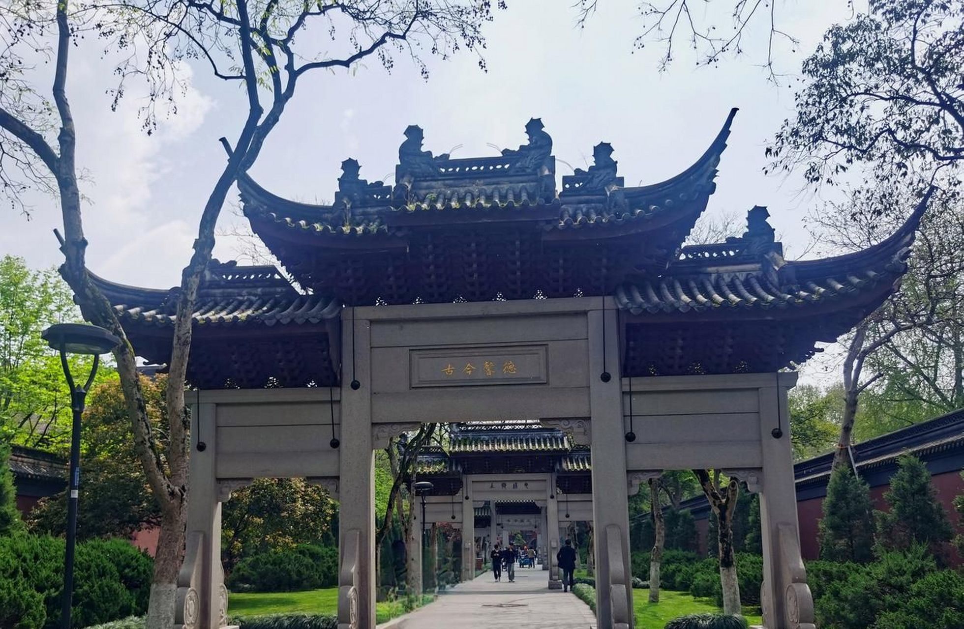 杭州西湖柳浪闻莺公园内的钱王祠,是后人为纪念吴越国钱王功绩而建造