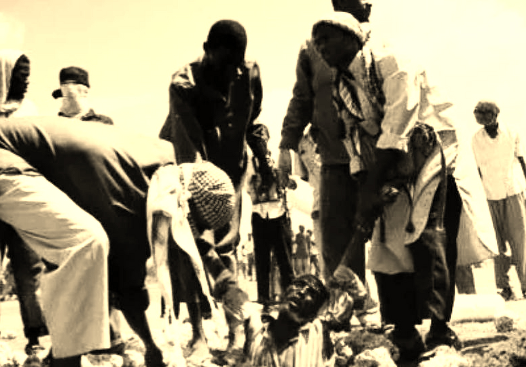 2005年,阿富汗,一名被用"石刑"处决的男子,这种刑法非常惨无人道,通常