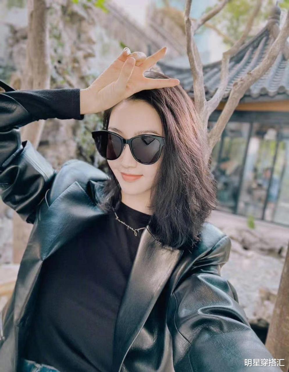 景甜穿皮衣墨镜造型春日随拍,酷飒绝美