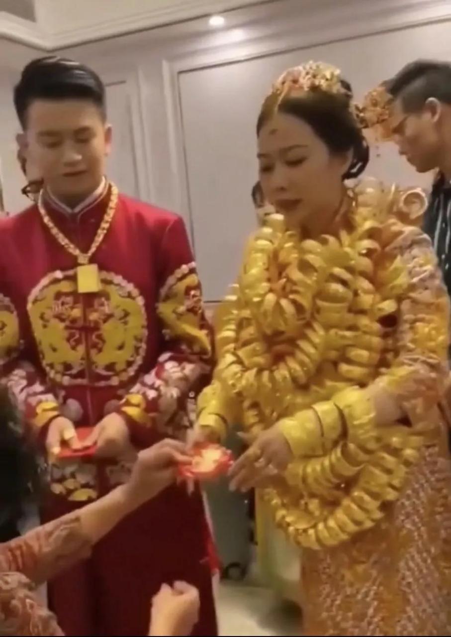 广东人真富有! 结婚穿金戴银贵气十足, 新娘脖子上挂满上百个金手锡.