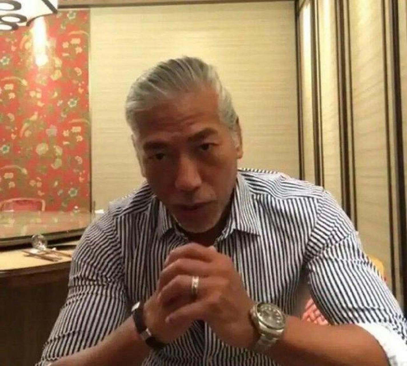 "乌鸦"张耀扬近况:58岁满头白发显苍老,退休后仍能年赚几百万