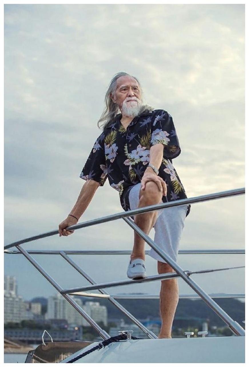 中国最潮老头,84岁穿衣时髦肌肉健硕,穿露肚脐走红毯气场强大