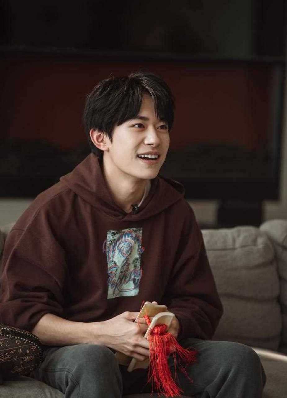 易烊千玺综艺新造型,咖啡色连帽卫衣搭配八字刘海,打起快板都这么帅气