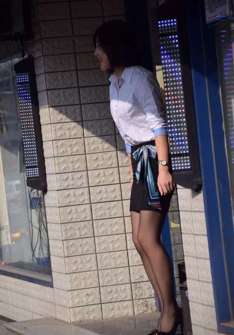 街拍穿肉丝袜的职业装性感女业务员