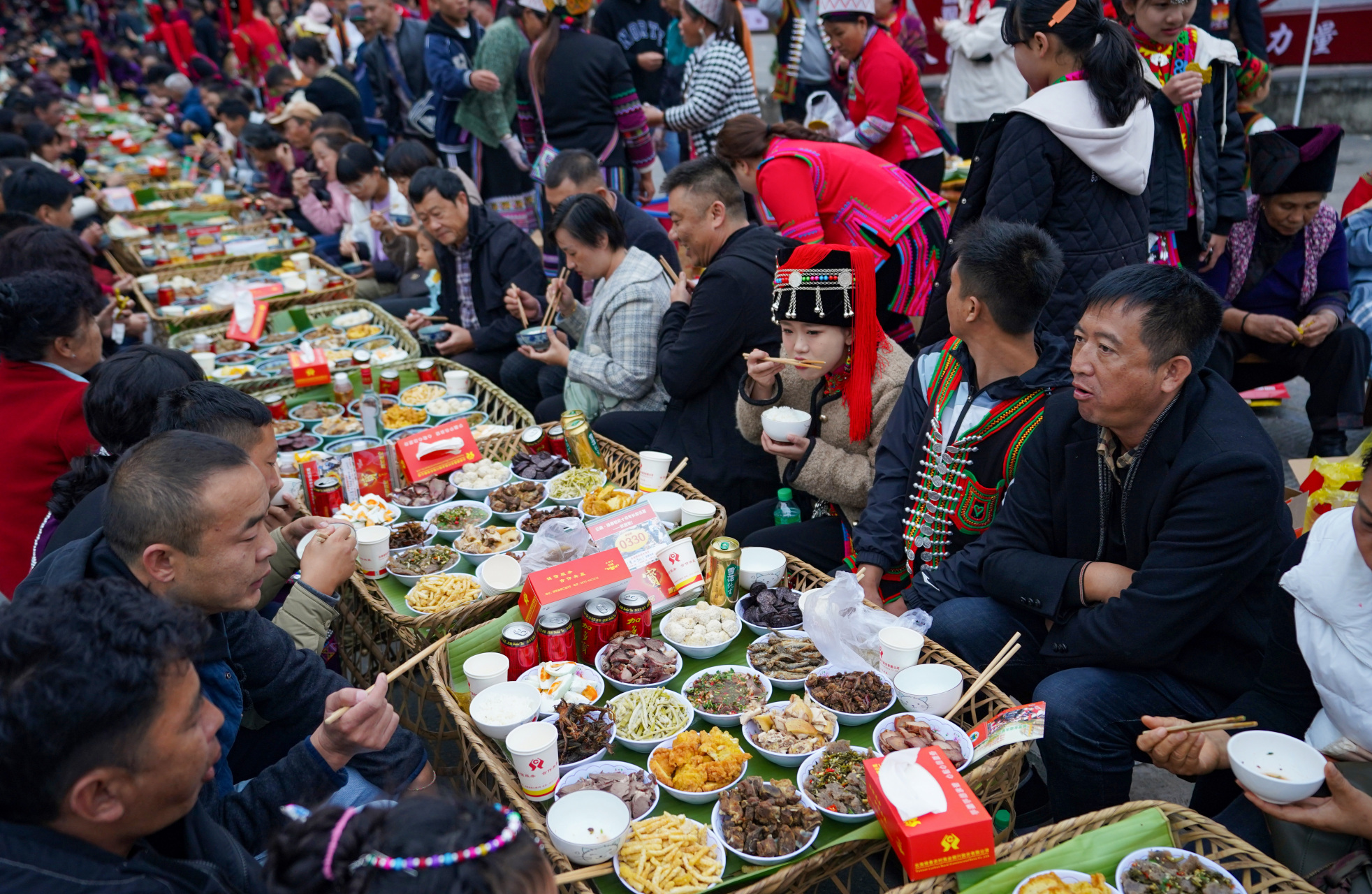 这是11月19日云南绿春几公里长的长街宴,非常壮观