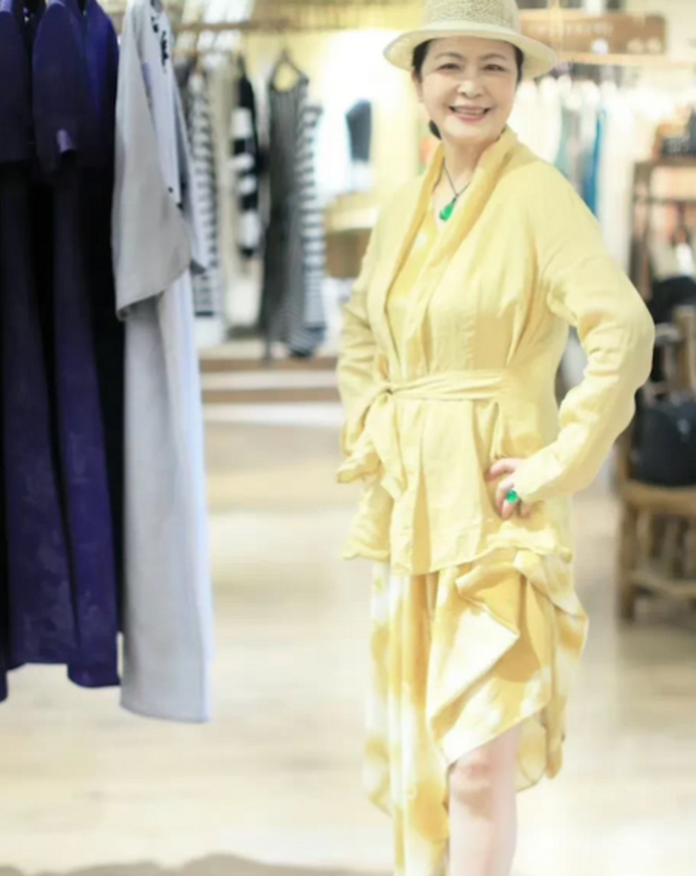 金莉莉惊艳的外形与窈窕的身姿令人难以置信,年过半