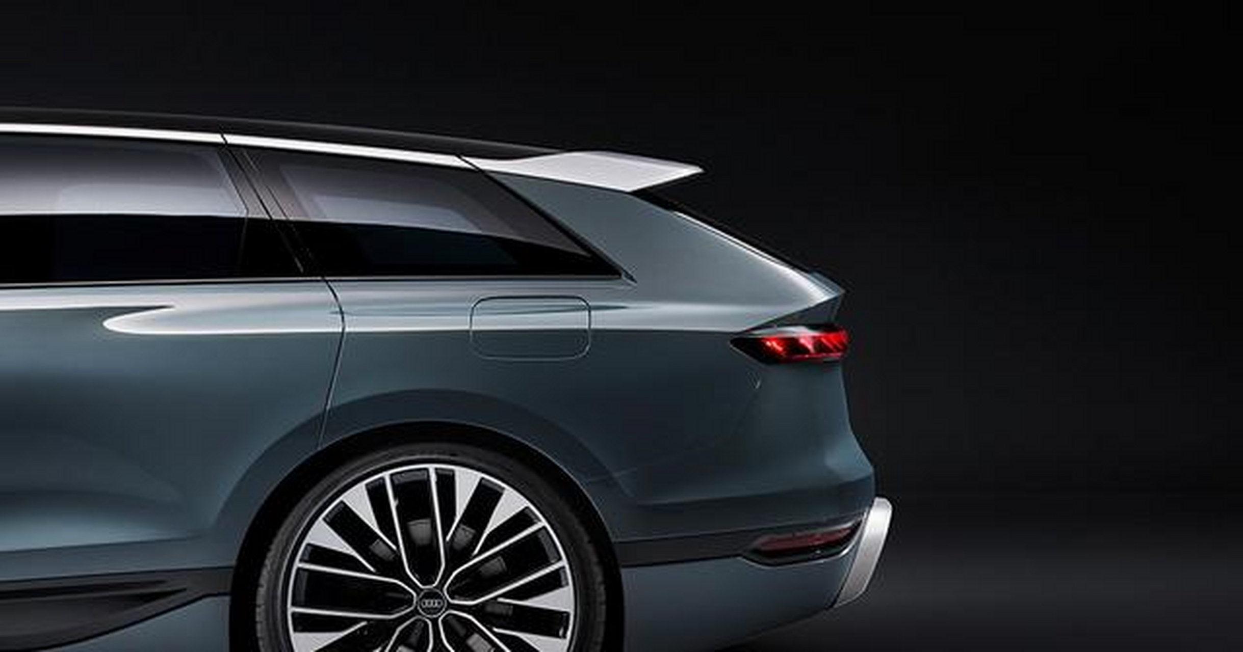 车尾方面,新车在车尾后部搭载了大尺寸的扰流板,两侧翼子板有着类似