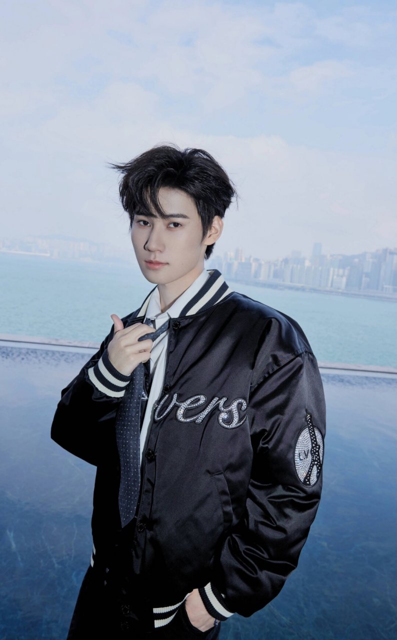 妥妥男模|张真源壁纸  帅呆了,好喜欢!身材太匀称了!