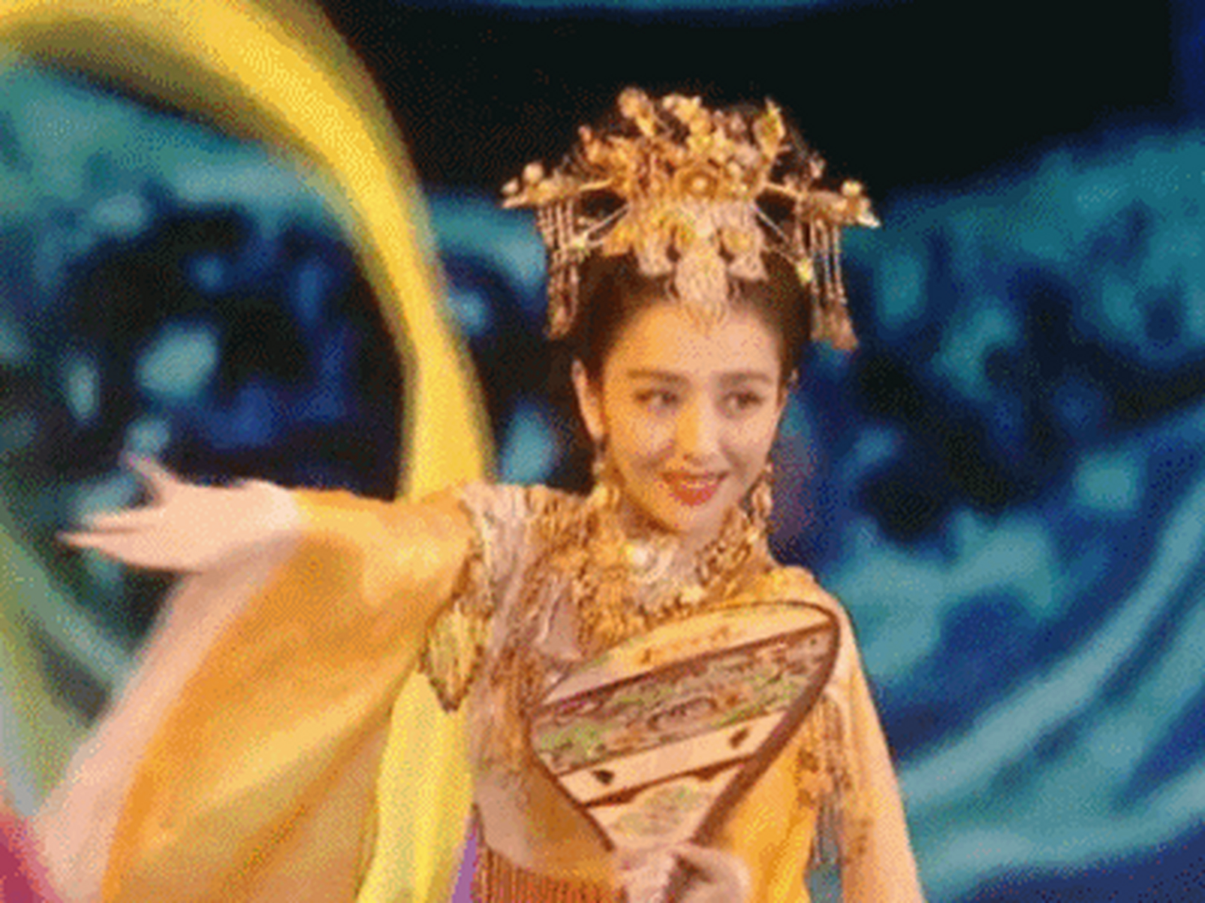 提到佟丽娅,对她印象最深刻的是在《鼠胆英雄》里饰演一个叫杜卿的