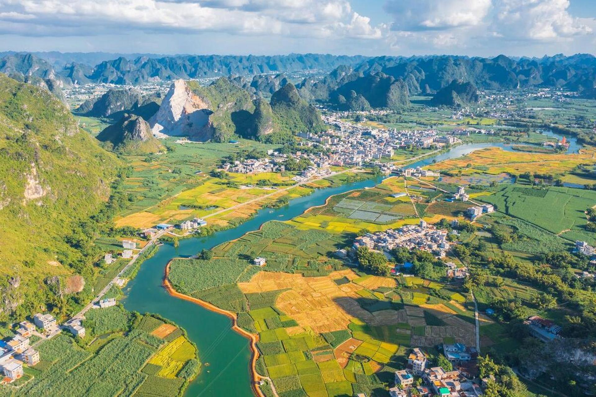 世界天窗之都—广西都安  北纬23°,广西河池都安地下河天窗,延绵了