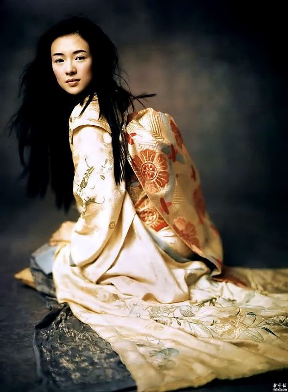 2005年12月,《时尚》杂志,章子怡穿着和服.虽然绯闻众多,但配皮裤汪还