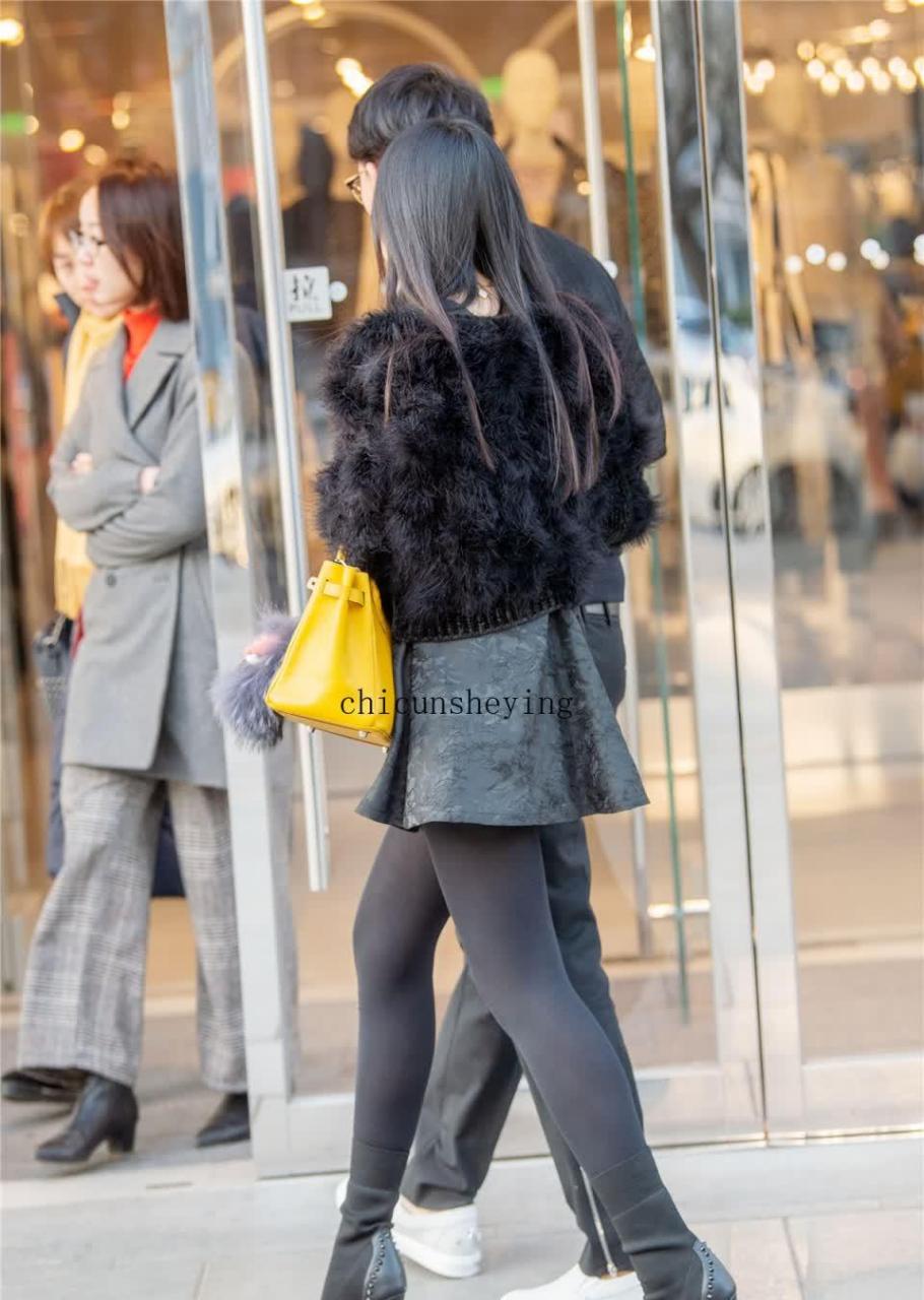 肉色打底袜穿得太多了,换换其它色彩吧,黑色感觉更出彩