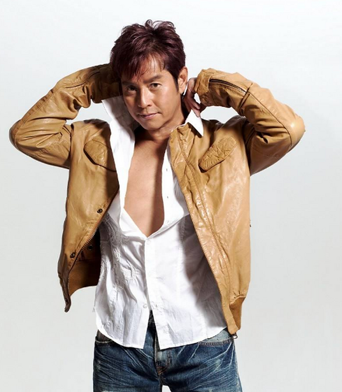 谭咏麟曾说起他的童年的趣事,谭校长说他小时候经常和三个妹妹打架