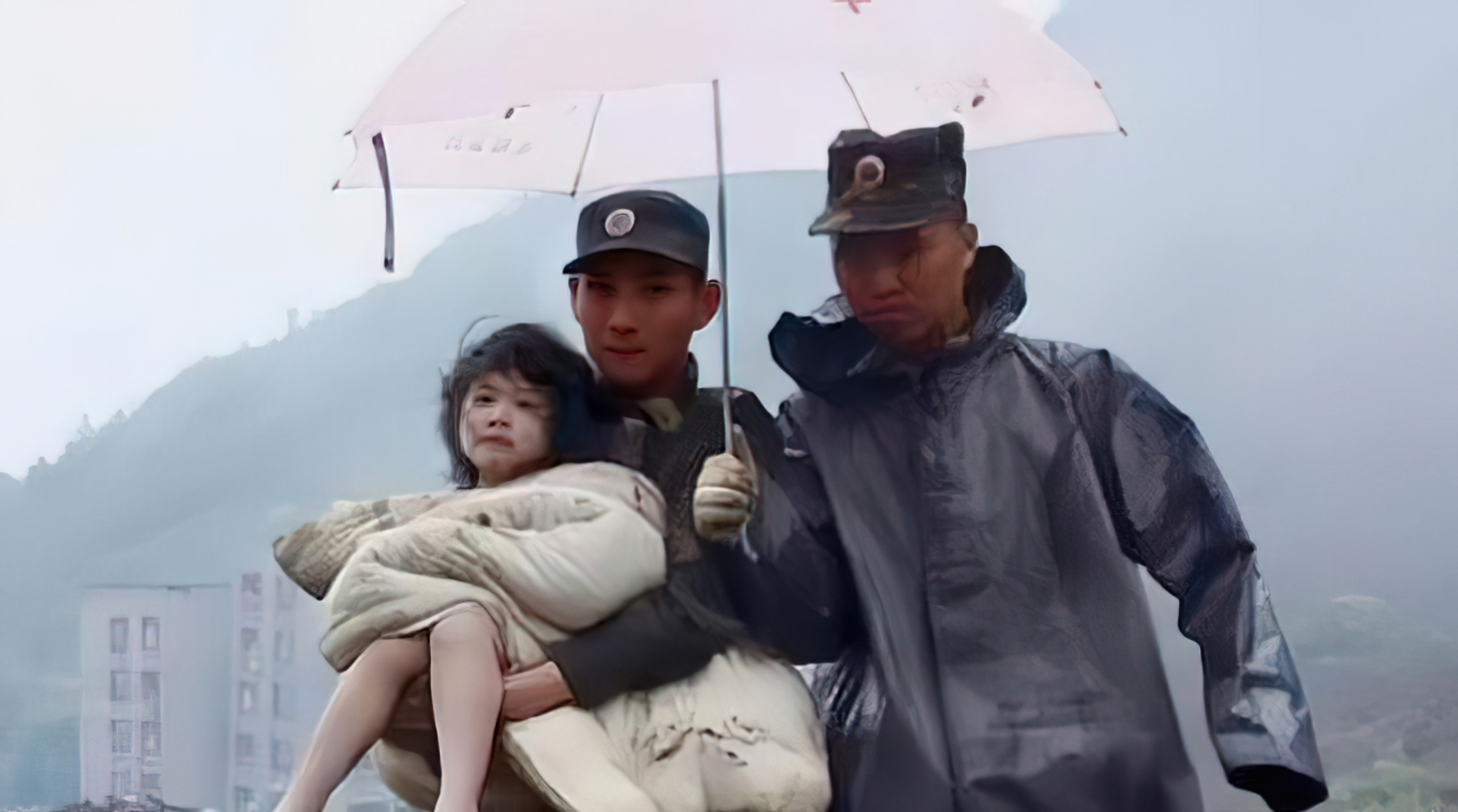 2008年,汶川大地震,一名12岁的女孩被困在废墟下,在救援的过程中,一块