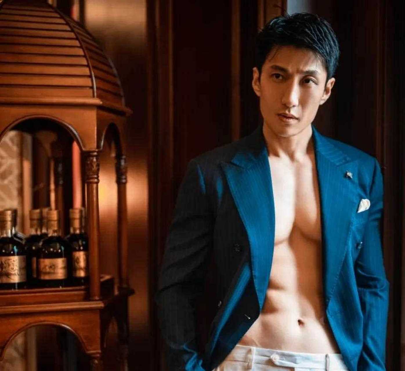 今天介绍一位中国大连男模特叫徐丁,身高183cm,体重78kg,凭着与胡兵有