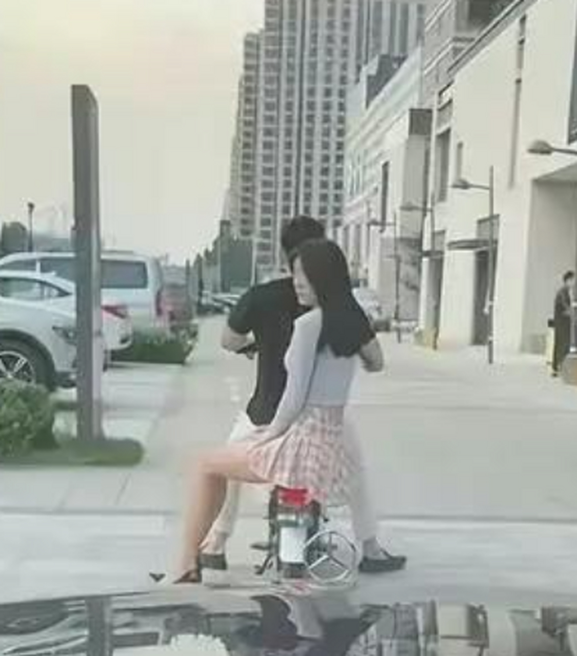 现在我买了宝马,却失去了那个坐在自行车后座的女孩