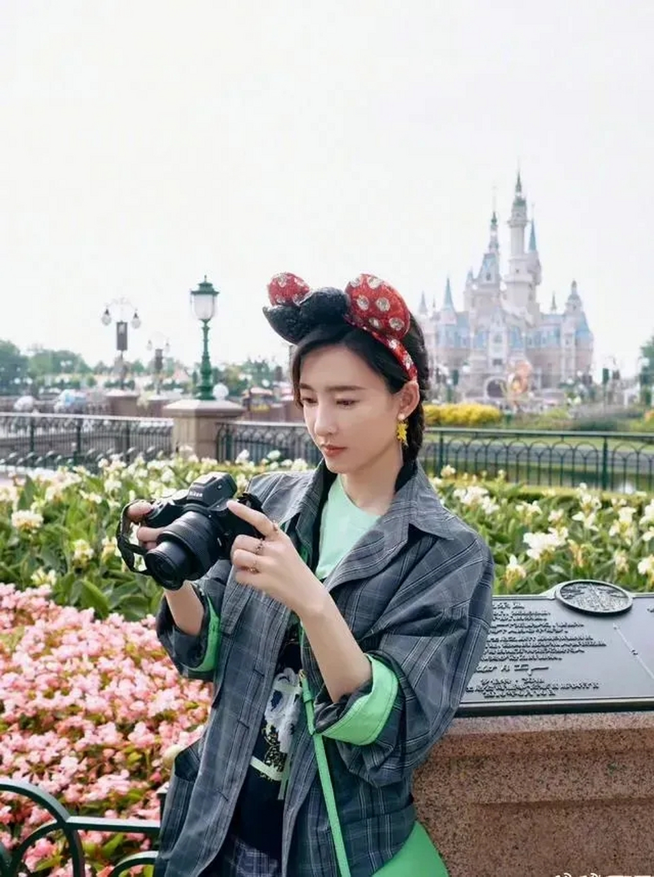 下搭灰色格纹短裤,简约大方,脚踩黑色马丁靴,露出纤细修长的美腿