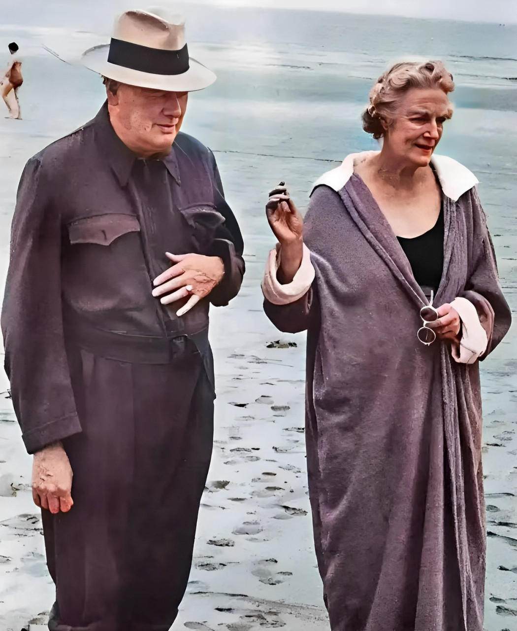 1945年,丘吉尔带着夫人在海滩上散步,但他的内心却充满了沮丧.